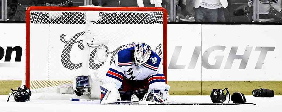 6 Fundamental Steps to Building Your Hockey Mind USING THE MIDDLE LANE TO CREATE OFFENCE AND MISMATCHES